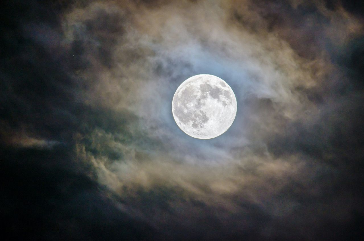 LUNA LLENA de NIEVE en LEO por Verónica Luna, Astróloga.